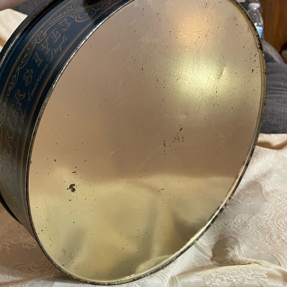 Vintage 10" Collectible Currier & Ives American Homestead Winter Cookie Tin - Picture 5 of 10